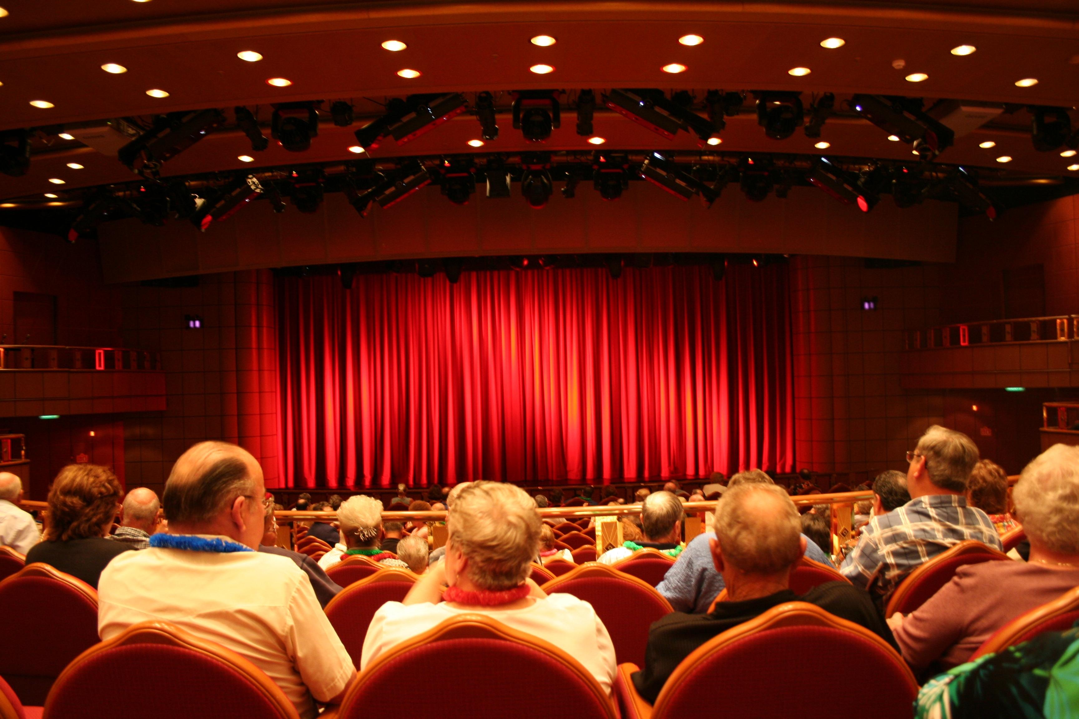 Театр вмещал зрителей. Зрители в театре. Театральный зал с людьми. Зал театра со зрителями. Поход в театр.