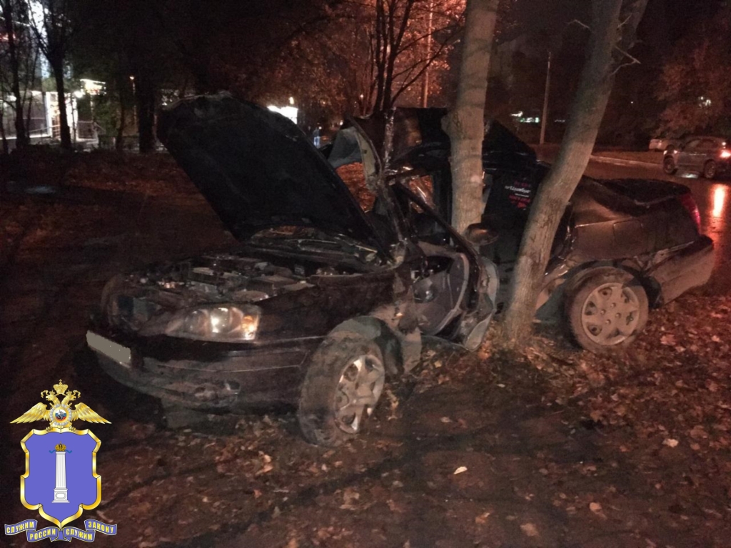 Происшествия отрадный. Авария на Отрадной Ульяновск. Машина въехала в дерево.