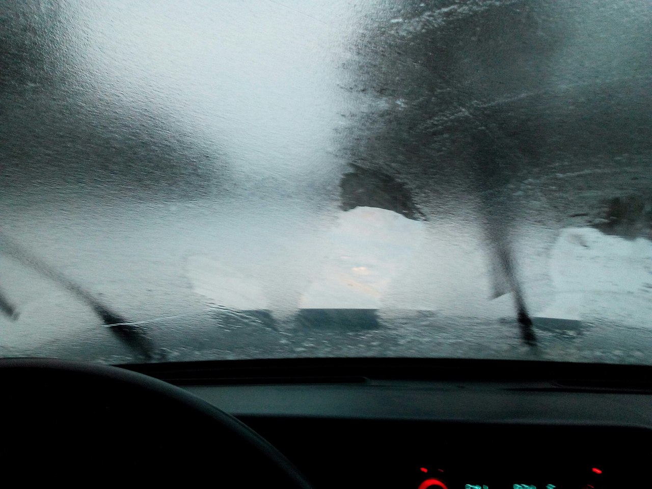 Улыбчивый запотевать масляное. Запотевшие стекла автомобиля. Запотевшие стекла в машине. Ледяной дождь в Ульяновске. Стекло в авто из ледяного дождя.